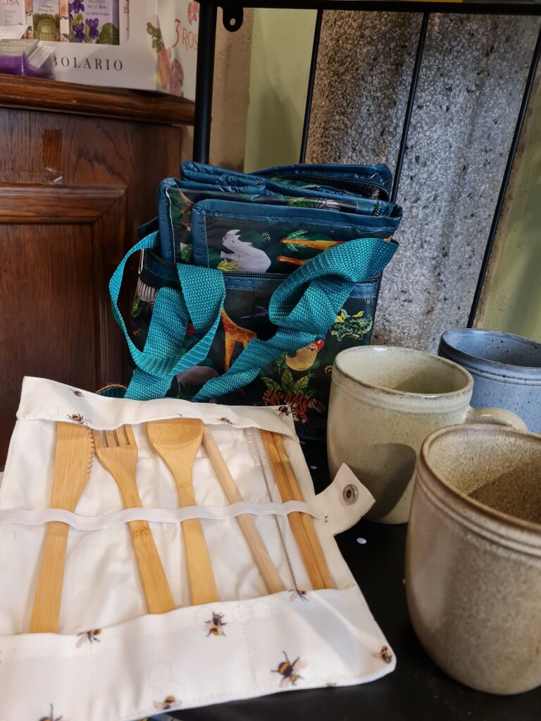 Tazze in porcellana, kit posate in bamboo e simpatiche borse termiche per rendere gradevole la tua pausa pranzo - Regalistica 2023