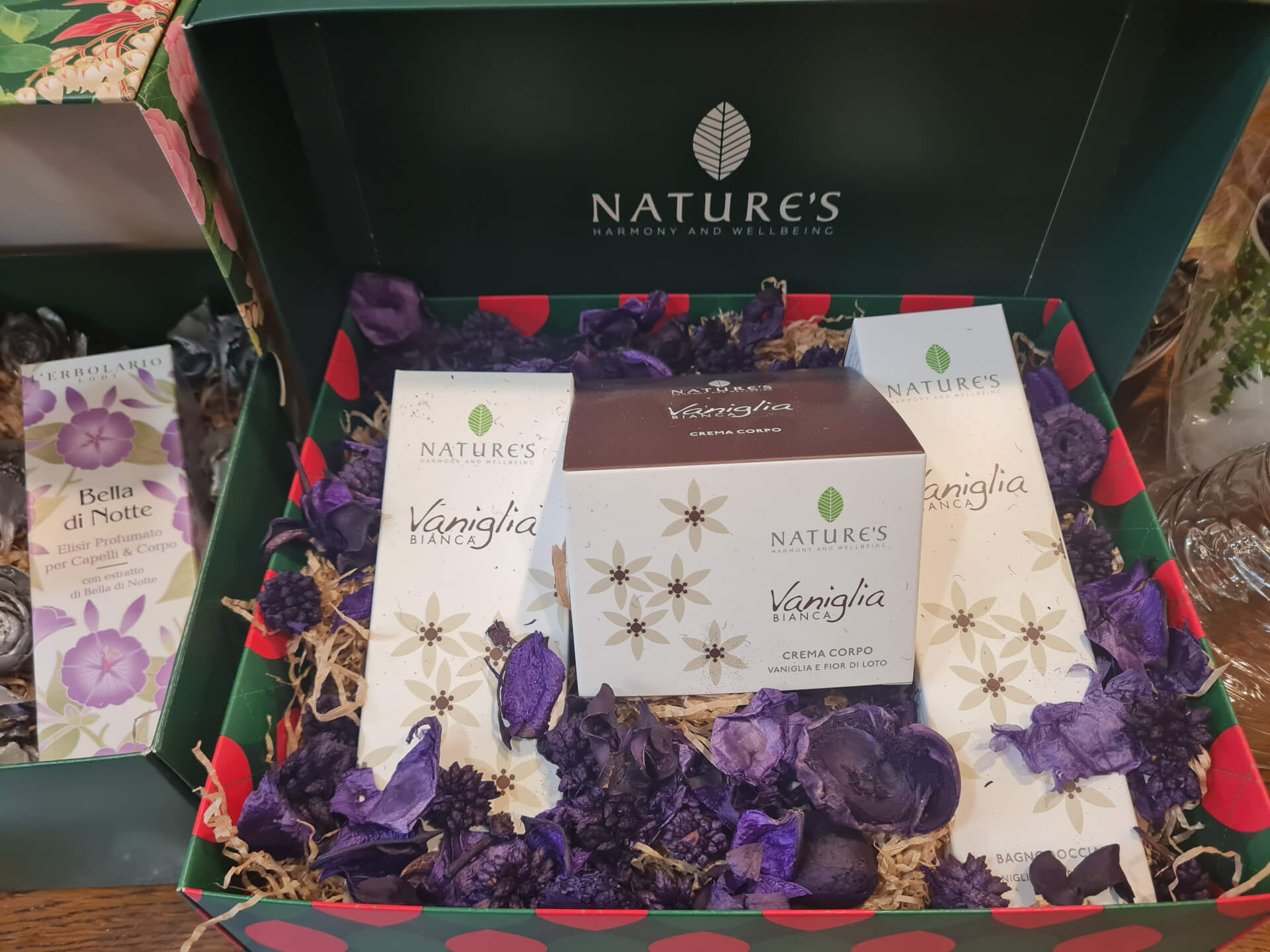 Regali Natale 2025: Cofanetti NATURE'S Vaniglia Bianca per un Benessere Profumato. Set Crema Corpo, Bagnodoccia e Profumo