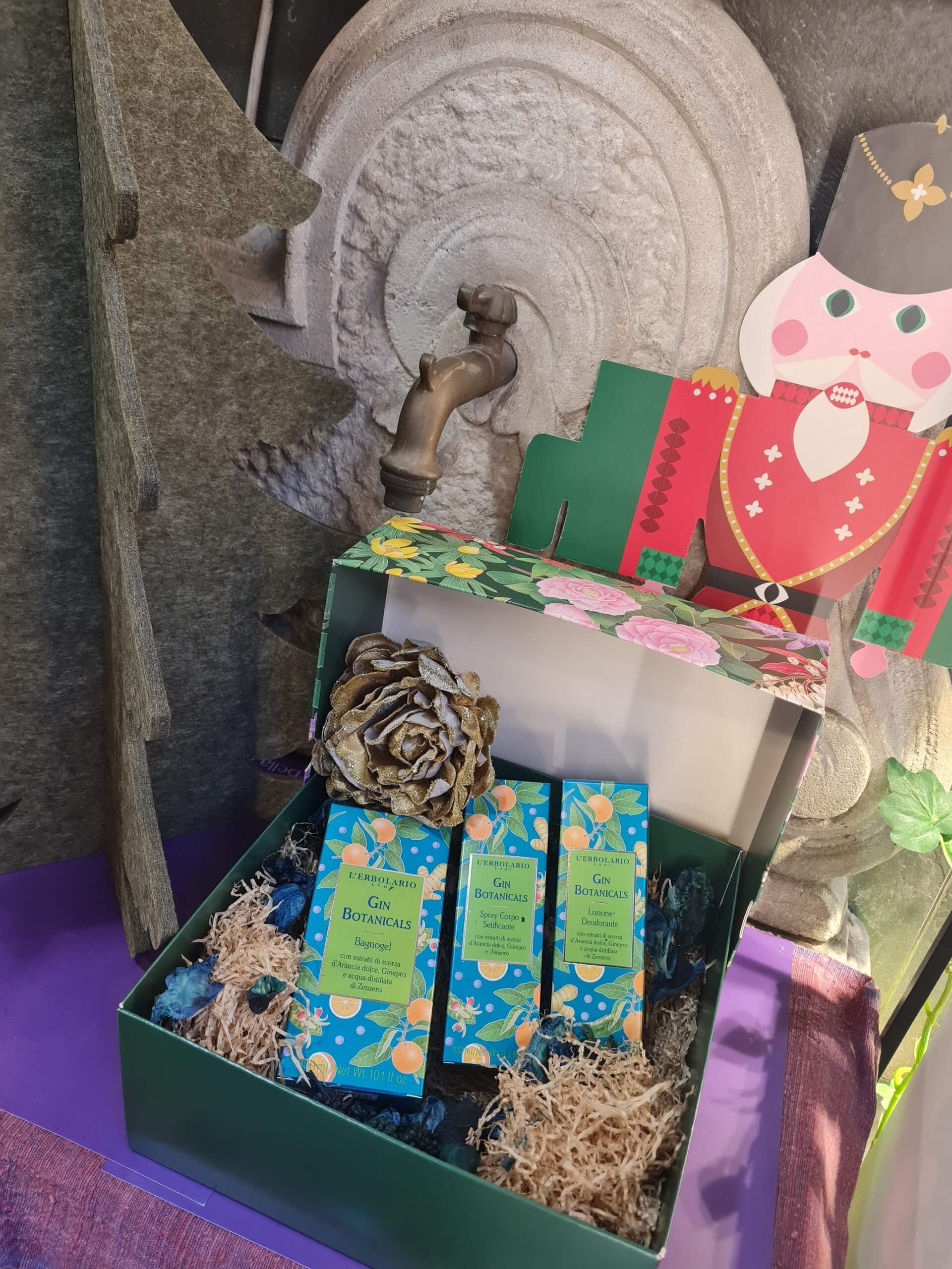 Scopri l'esclusiva Box Regalo Gin Botanicals de L'Erbolario: il profumo inebriante e agrumato che celebra l'eleganza. Perfetto per chi ama note fresche e sofisticate. Un'idea regalo unica per un Natale 2025 indimenticabile a Milano! Passa in erboristeria e lasciati ispirare!