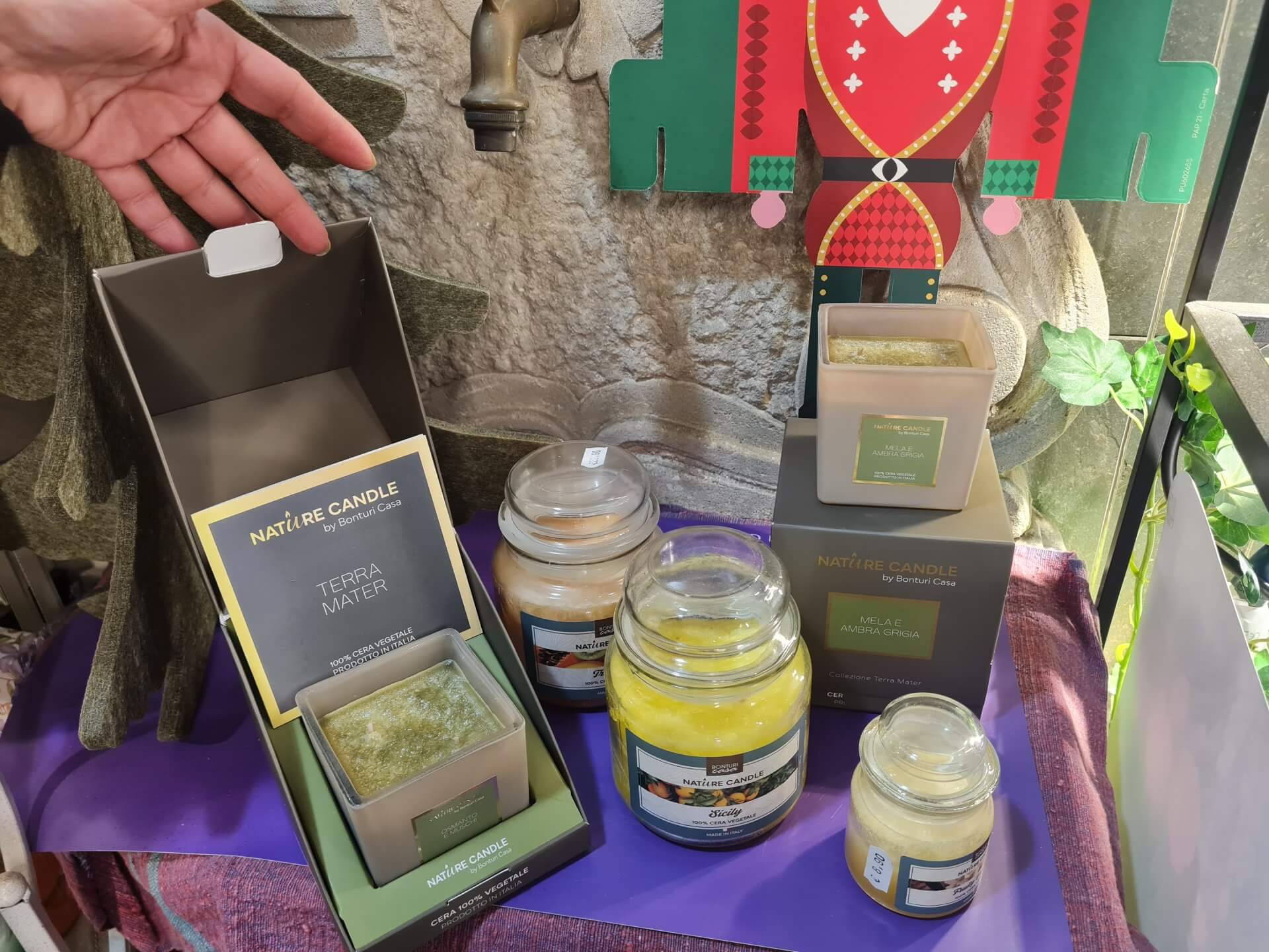 Regala l'atmosfera perfetta! Scopri le candele profumate NATURE by Bonturi Casa realizzate con cera vegetale. Le fragranze più amate per le Feste: l'avvolgente Terra Mater, la speziata Mela e Ambra e l'energico Zenzero. Un regalo elegante e naturale per profumare le case di Milano questo Natale 2025. Ti aspettiamo in erboristeria!