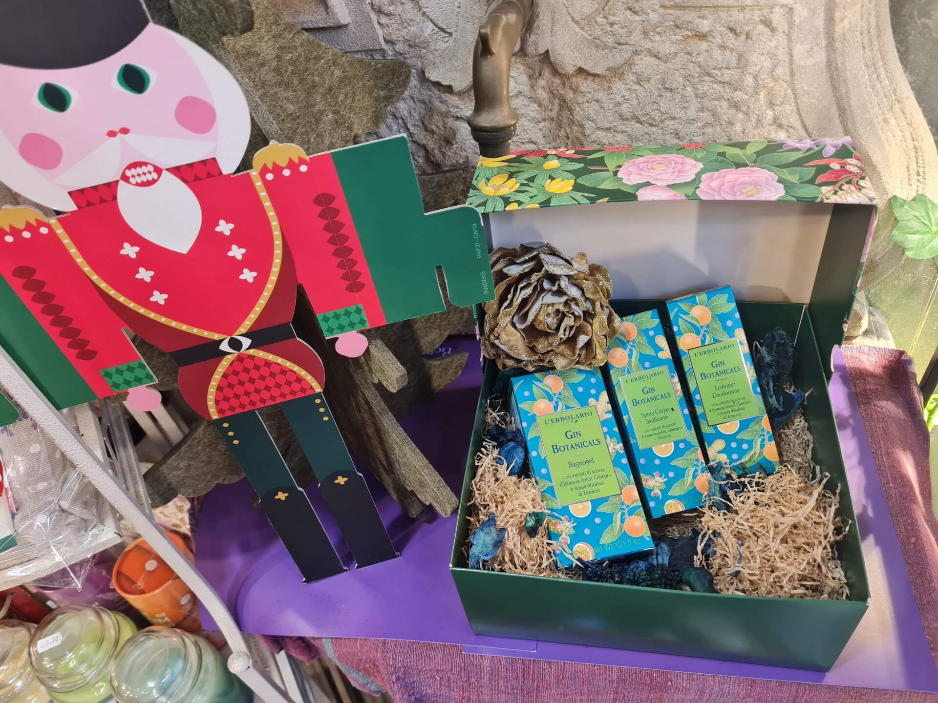 Scopri l'esclusiva Box Regalo Gin Botanicals de L'Erbolario: il profumo inebriante e agrumato che celebra l'eleganza. Perfetto per chi ama note fresche e sofisticate. Un'idea regalo unica per un Natale 2025 indimenticabile a Milano! Passa in erboristeria e lasciati ispirare!
