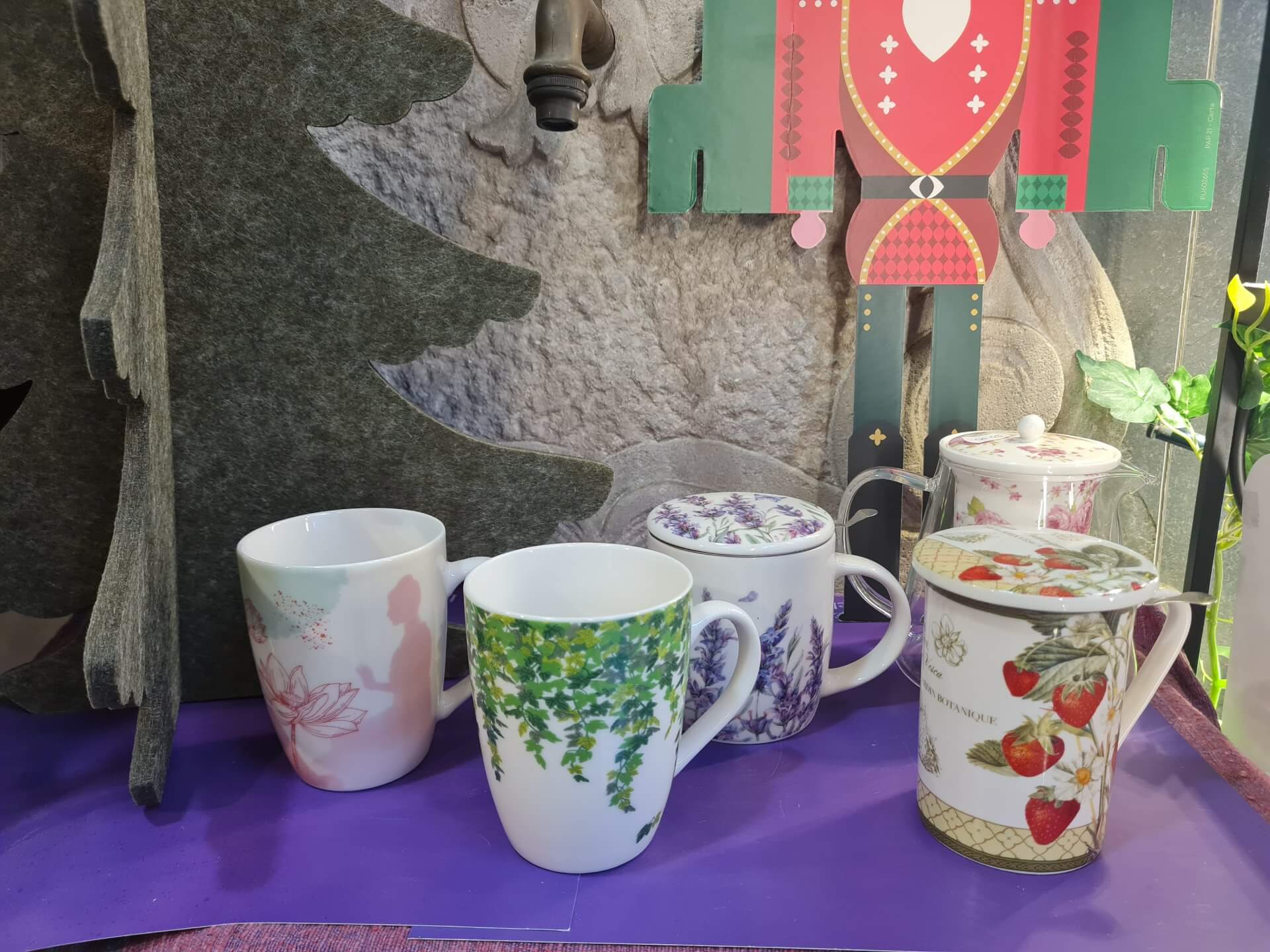Cerchi il regalo perfetto per gli amanti delle tisane? Queste fantastiche tazze mug con filtro e coperchio (o senza) sono l'idea regalo ideale! Con decorazioni floreali e fruttate, portano un tocco di relax e stile in ogni pausa. Trova il tuo set preferito nella nostra erboristeria a Milano. Affrettati per i tuoi Regali di Natale 2025!