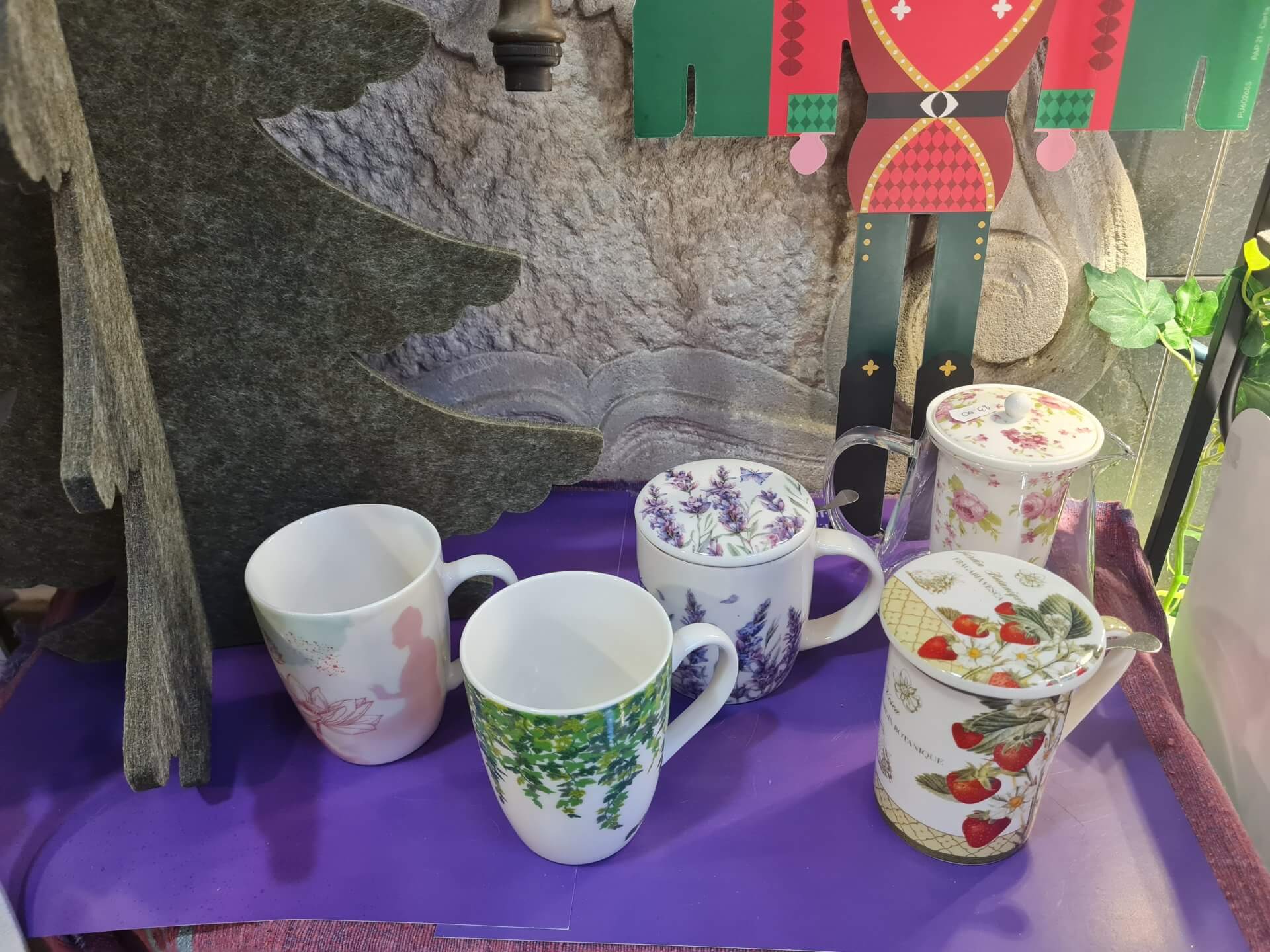 Cerchi il regalo perfetto per gli amanti delle tisane? Queste fantastiche tazze mug con filtro e coperchio (o senza) sono l'idea regalo ideale! Con decorazioni floreali e fruttate, portano un tocco di relax e stile in ogni pausa. Trova il tuo set preferito nella nostra erboristeria a Milano. Affrettati per i tuoi Regali di Natale 2025!