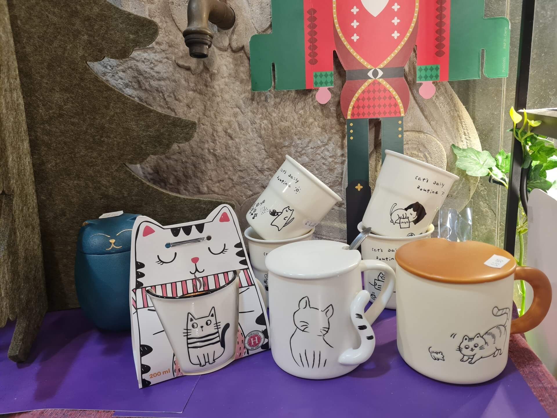 Cerchi il dono perfetto per rendere speciali le pause invernali? Scegli tra le nostre collezioni di mug: eleganza floreale/botanica per un tocco raffinato, oppure la dolcezza irresistibile delle tazze a tema gatto per gli amanti dei felini! Tutte perfette per tè, tisane e coccole calde. Trova il regalo ideale per il Natale 2025 nella tua erboristeria di Milano!
