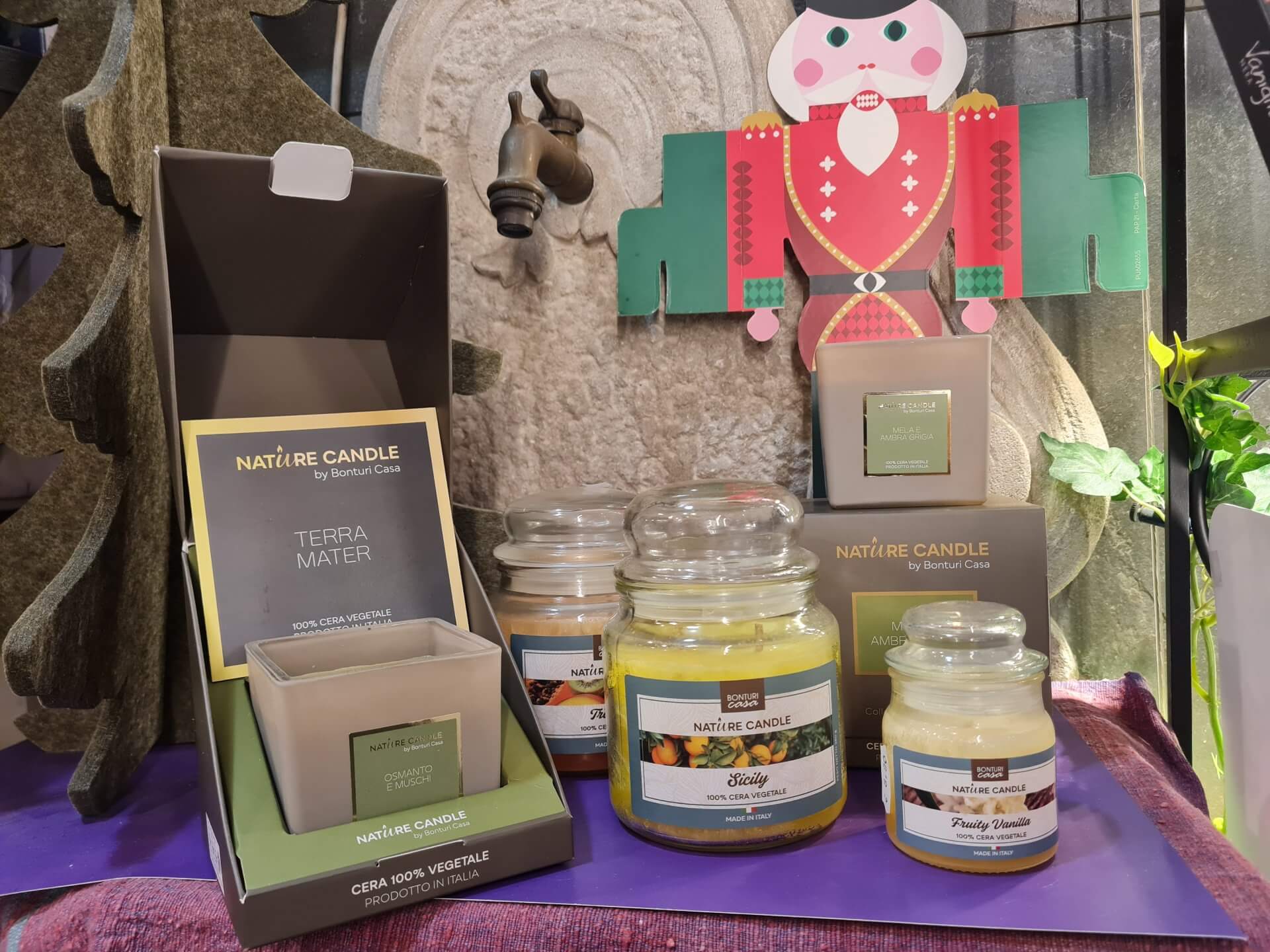 Regala l'atmosfera perfetta! Scopri le candele profumate NATURE by Bonturi Casa realizzate con cera vegetale. Le fragranze più amate per le Feste: l'avvolgente Terra Mater, la speziata Mela e Ambra e l'energico Zenzero. Un regalo elegante e naturale per profumare le case di Milano questo Natale 2025. Ti aspettiamo in erboristeria!